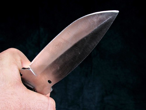 Москвичку ударили ножом в живот после столкновения на катке