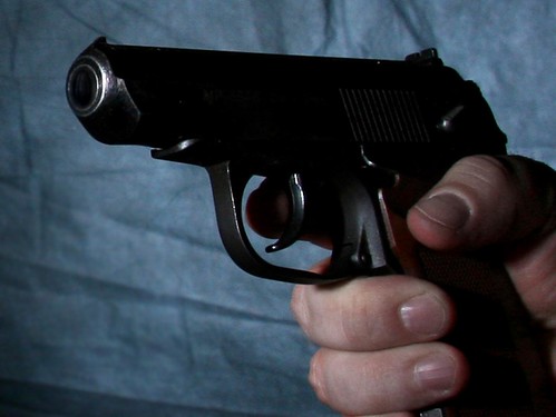 Неизвестные под угрозой пистолета отобрали у мужчины сумку с деньгами рядом с ТЦ «Дубровка»