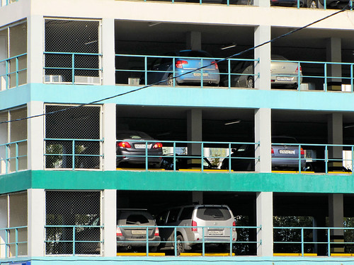 Land Rover с двумя людьми упал с третьего этажа многоярусной парковки