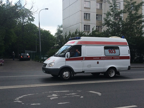 Машина «скорой помощи» сбила пешехода на востоке Москвы