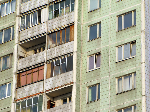 Мужчина погиб на востоке Москвы, выпав из окна на 16-м этаже