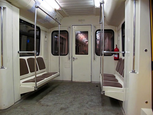 Мужчина демонстрировал половые органы 12-летней девочке в вагоне метро