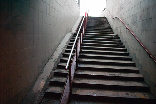Женщина впала в кому после падения с лестницы подземного перехода