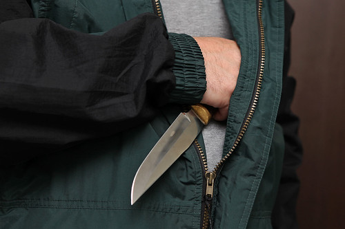 Злоумышленник с ножом напал на юношу около метро Римская