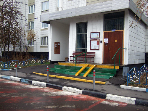 На юге Москвы мужчина выпал из окна четвертого этажа жилого дома