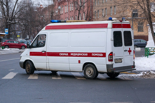 Гражданин Сербии выпрыгнул из окна шестого этажа дома на севере Москвы и погиб