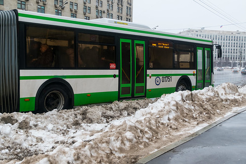 ДТП с участием рейсового автобуса и иномарки произошло на юго-востоке Москвы