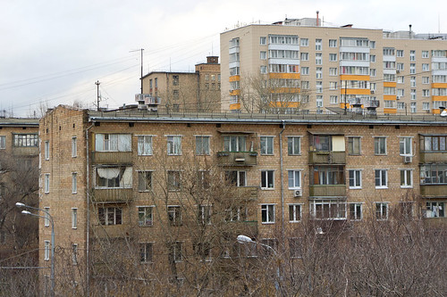 Пожилая женщина спрыгнула с пятого этажа дома в центре Москвы и выжила