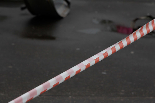 В Москве автомобиль вылетел с дороги на остановку и сбил женщину