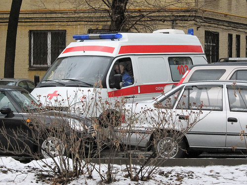 Подросток упал с третьего этажа дома на севере Москвы