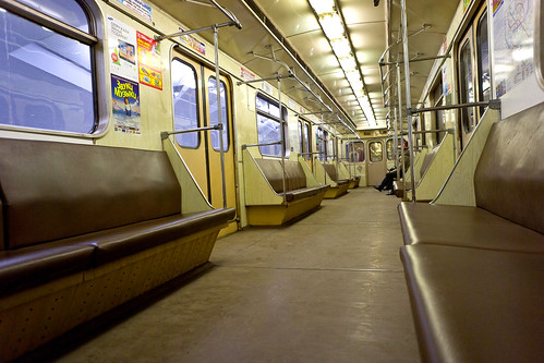 В вагоне метро хулиган распылил газовый баллончик в лицо пассажиру