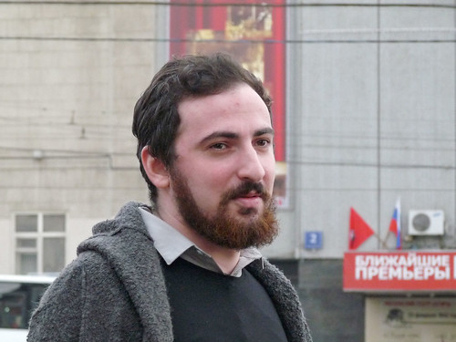 Православного активиста Д.Энтео оштрафовали за брошенный в бюст Сталина букет цветов