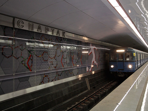Нетрезвый мужчина выжил после падения под поезд на станции метро «Спартак»