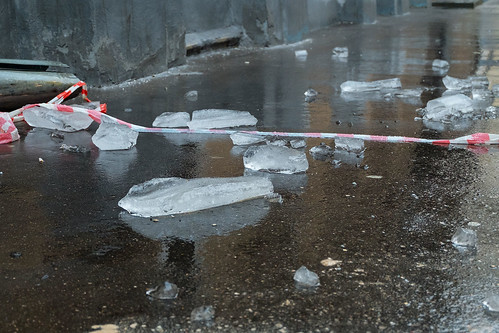Кусок льда упал на коляску с трехмесячным ребенком в Балашихе