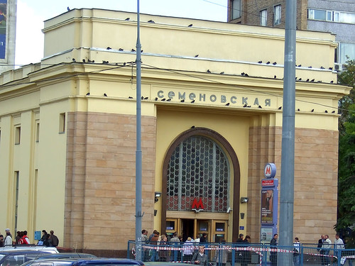 Мужчина с девушкой напали на полицейского на станции метро «Семеновская»
