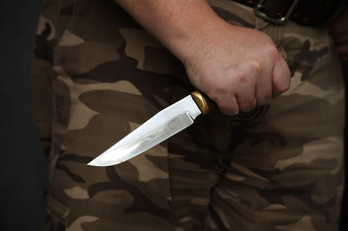 Полицейский с ножом напал на подростков на детской площадке