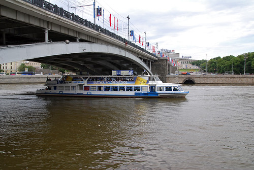Мужчина прыгнул в Москву-реку с Большого Каменного моста
