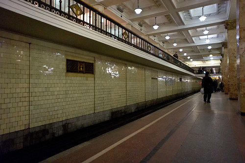 Мужчина упал на пути на станции метро «Комсомольская»