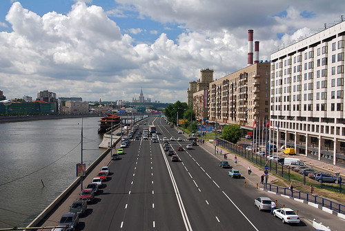 Автомобиль Infiniti упал с Бережковской набережной в Москву-реку