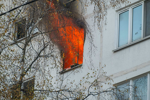 Один человек погиб и 15 эвакуированы в результате пожара в квартире