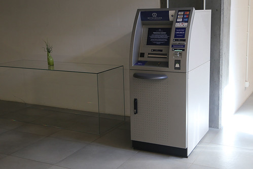 Восемь грабителей вынесли банкомат из торгового центра в Отрадном