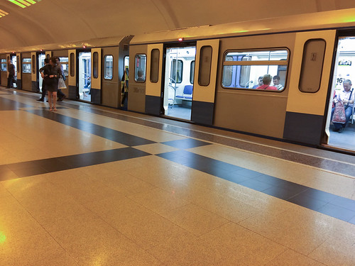 Станция метро «Улица Академика Янгеля» закрыта из-за бесхозного предмета