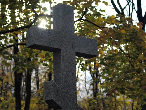 Неизвестный выманил у москвички 1,3 млн руб. за место на Троекуровском кладбище