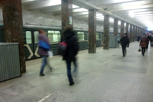 Мужчина упал на пути перед прибывающим поездом на станции метро «Речной вокзал»