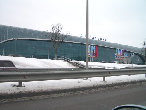 Один из выходов аэропорта Домодедово перекрыли из-за сообщения о взрывном устройстве