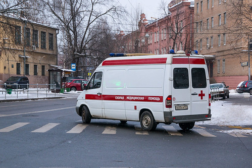 Водитель иномарки сбил женщину с ребенком на севере Москвы