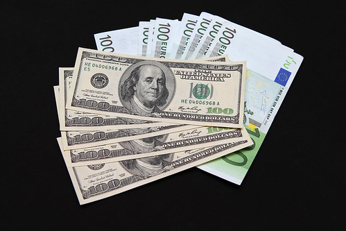 Неизвестный в Москве убедил пенсионерку сбросить с балкона конверт с валютой