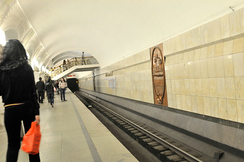 Женщина скончалась от поездной травмы головы на станции метро «Пушкинская»