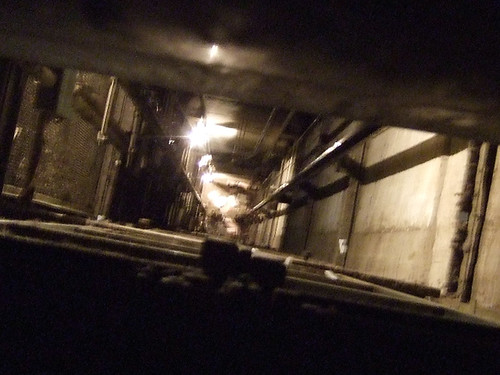 Пятеро рабочих пострадали в результате падения лифта на заводе в Подмосковье