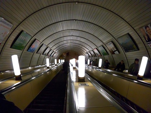 В московском метро мужчина упал с эскалатора из-за отрыва тромба