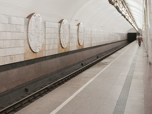 Женщина погибла под колесами поезда на станции метро «Менделеевская»