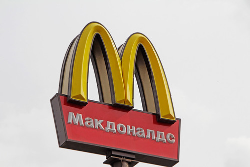 Женщина требует с McDonald’s 230 тыс. руб. за падение ее ребенка на скользком полу