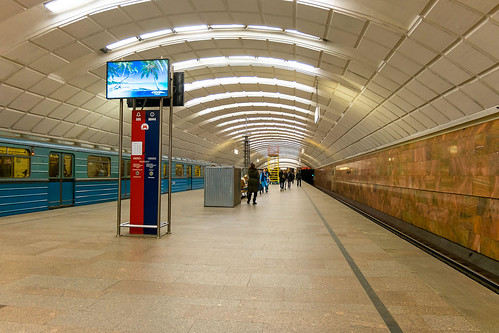 Мужчина погиб под колесами поезда на станции метро «Сходненская»