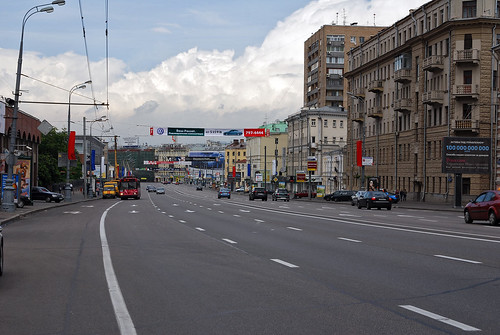 Дорожный знак упал на мужчину в центре Москвы