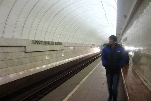 Упавший под поезд на станции метро «Крестьянская застава» получил черепно-мозговую травму