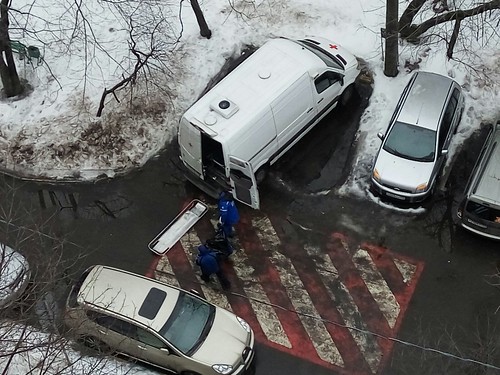 Завернутый в одеяло труп женщины нашли на улице в центре Москвы