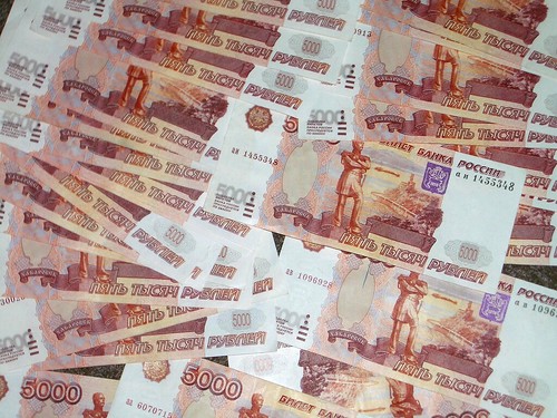 Мужчина под угрозой насилия в отношении пенсионерки похитил у нее 700 тыс. рублей