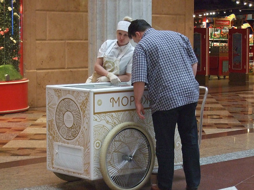 Мороженое украли из торговой тележки в центре Москвы