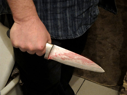 Дебошир пырнул полицейского ножом в подъезде дома