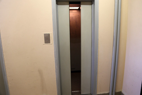 Труп нашли в лифте жилого дома в Москве