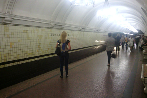 Гибелью школьницы в московском метро занялись следователи СК РФ