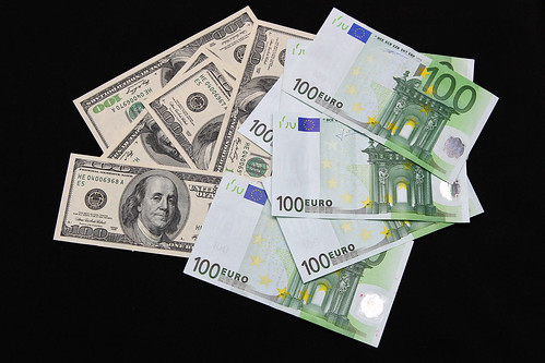 Сумку с евро и долларами на 9 млн рублей похитили у мужчины на западе Москвы
