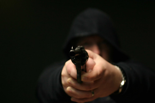 Неизвестный в Замоскворечье выстрелил мужчине в лицо из пистолета