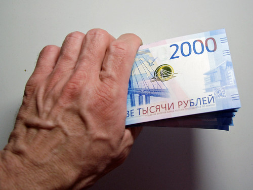 Вооруженный лезвием мужчина отнял у москвича 300 тыс. рублей