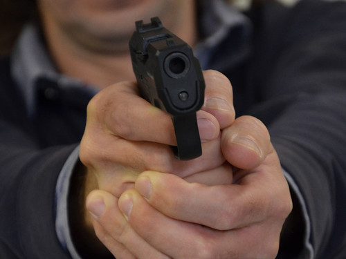 Неизвестные с оружием отобрали у мужчины 1,8 млн руб. в столичном ресторане