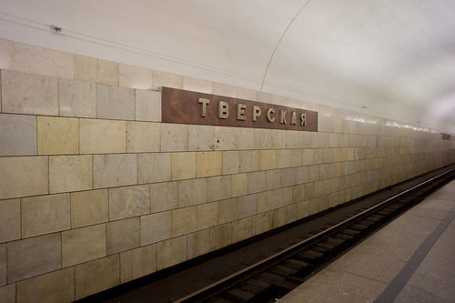 СМИ сообщили об упавшей под поезд в столичном метро женщине